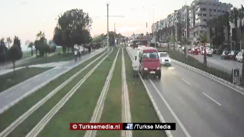 Turkse tram stopt voor biddende man in Izmir en wacht