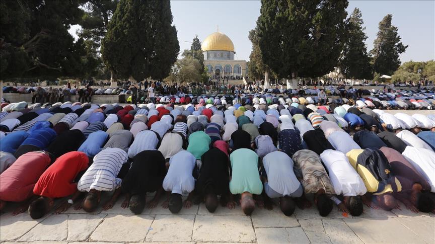 10,000 Palestinians pray at Jerusalem's Al-Aqsa Mosque
