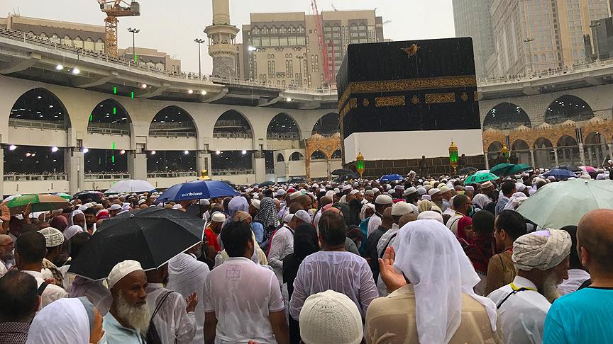 Kabe'de yagmur sevinci