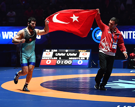 Turkish wrestler Metehan Basar wins gold at Paris 2017
