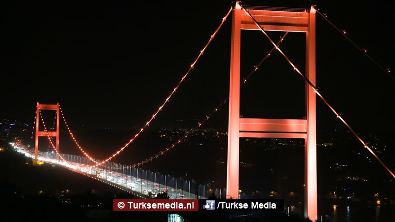 Istanbul kleurt oranje