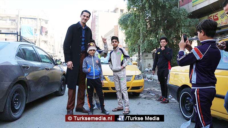 Langste man van Irak: Ik hou heel veel van Turken