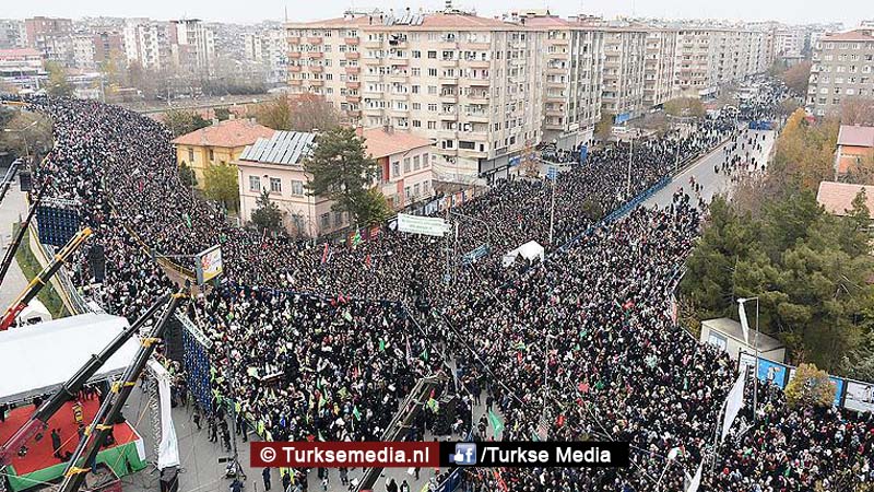 Zuidoost-Turkije massaal de straat op