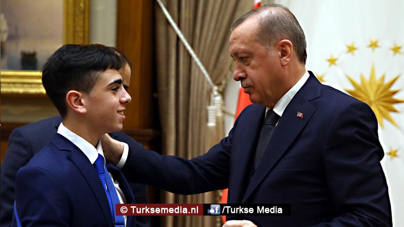 Erdoğan ontvangt geblinddoekte Palestijnse tiener