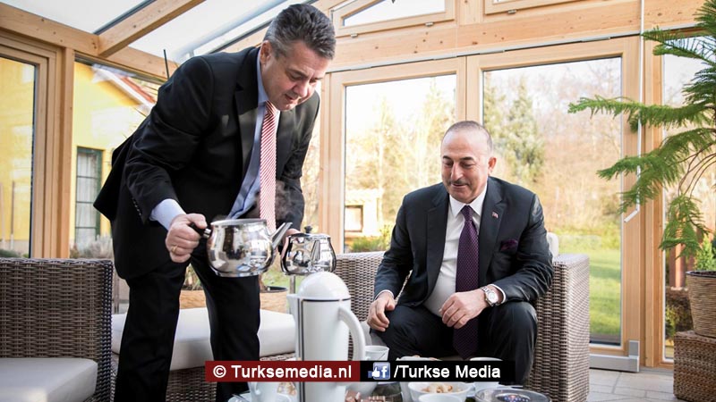 Verzoening Duitsland Turkije verloopt goed, Gabriel schenkt thuis Turkse thee in