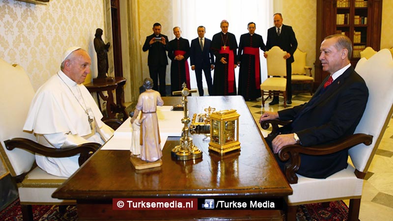 Erdoğan spreekt paus over islamofobie en Jeruzalem, ontvangt vredessymbool