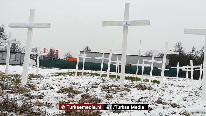 Nieuwe moskee belaagd met kruizen