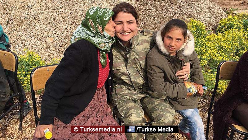Volk Afrin dolblij met komst Turkse militairen, Koerden krijgen cadeaus