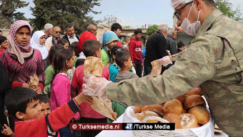 Turkse militairen delen na Afrin ook brood uit aan Koerden in Jindires (exclusieve fotogalerij)