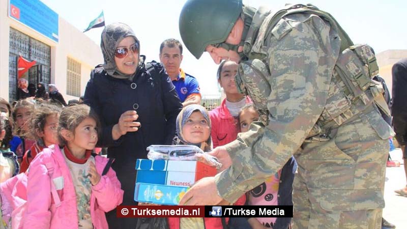 Turkse militairen delen speelgoed en schoolspullen uit aan kinderen in Syrië