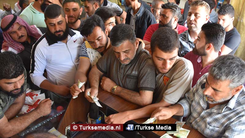 Syriërs steunen Turkse lira en ruilen hun dollars in: ‘Alle beetjes helpen’