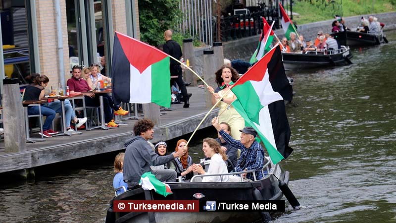 Boten door Amsterdam voor Gaza: 'Israël, stop de bezetting'
