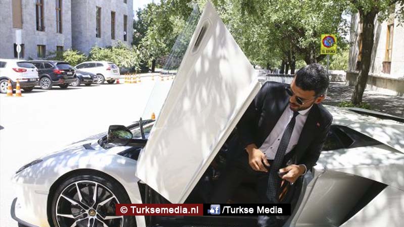 Deze nieuwe Turkse parlementariër komt aanrijden in zijn Lamborghini