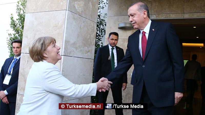 Duitse minister met enorme delegatie naar Turkije