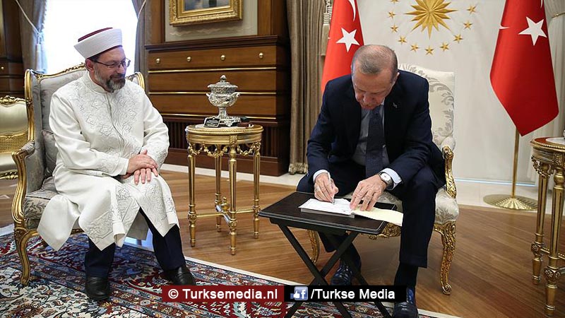 Familie Erdoğan schenkt offerdieren aan Diyanet
