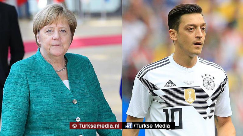 Merkel neemt het ‘deels’ op voor racismeslachtoffer Mesut Özil