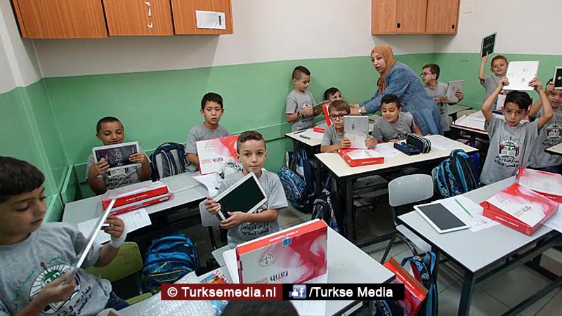 Turkije deelt honderden tablets uit aan Palestijnse kinderen in Al-Quds