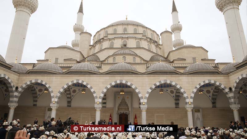 Turkije opent megamoskee en bouwt faculteit geneeskunde in Kirgizië