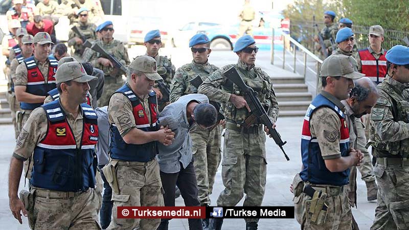 Turkije sleept in Syrië gevangen terroristen voor de rechter