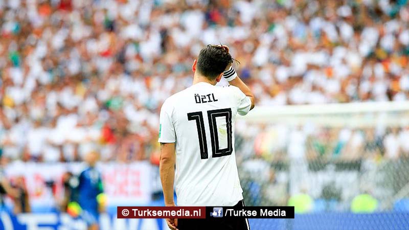 Duits elftal feliciteert Mesut Özil