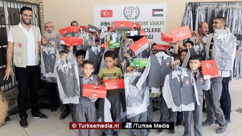 Turken sturen schoolspullen naar arme Palestijnse kinderen in Gaza