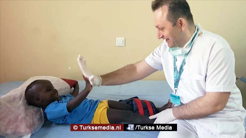 Turkse artsen genezen kosteloos tienduizenden patiënten in vele landen