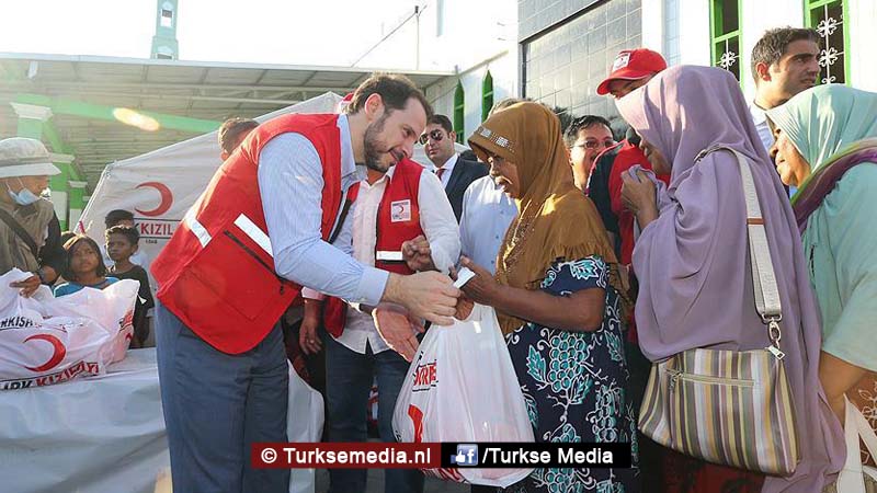 Turkse minister naar getroffen Indonesië, deelt persoonlijk hulp uit