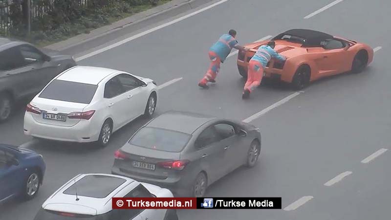 Turkse wegwerkers helpen Lamborghini met pech