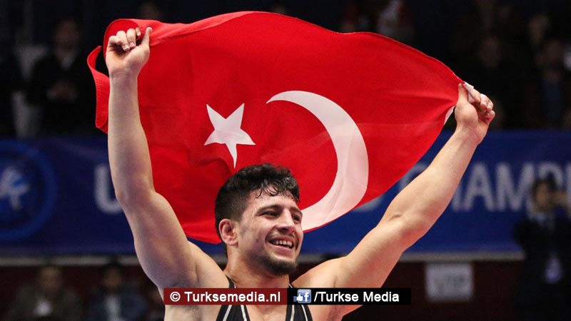 Turkse jonge worstelaar wereldkampioen