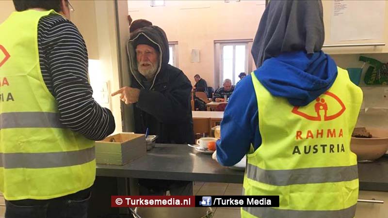 Moslims delen voedsel uit aan dakloze arme Oostenrijkers