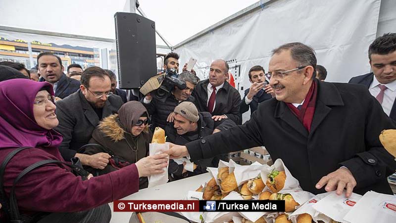 Turkse politicus deelt döner uit aan volk na winnen rechtszaak