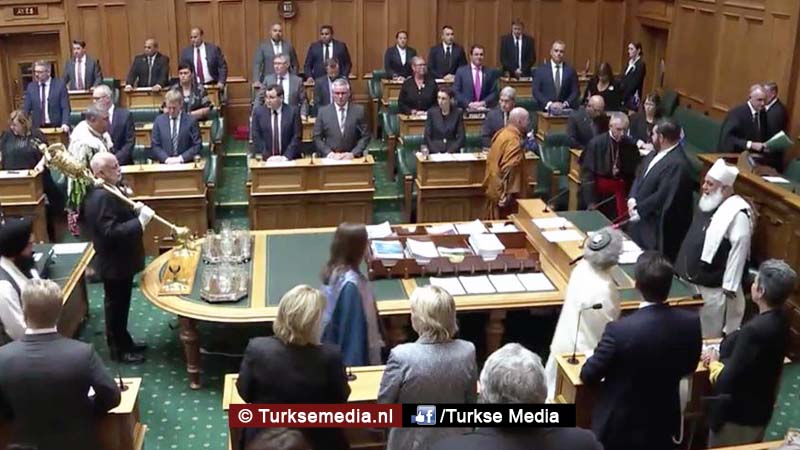 Imam reciteert Koran in parlement Nieuw-Zeeland