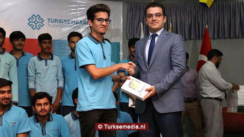 Turkije deelt tablets uit aan Pakistaanse studenten in Islamabad