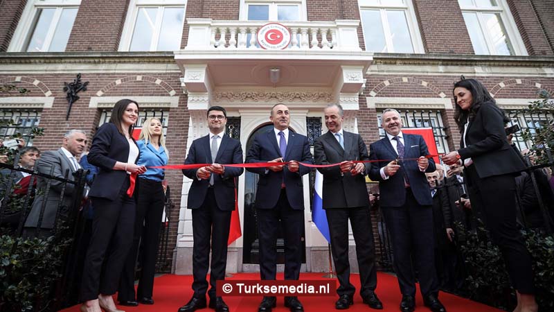 Turkse minister opent consulaat in Amsterdam