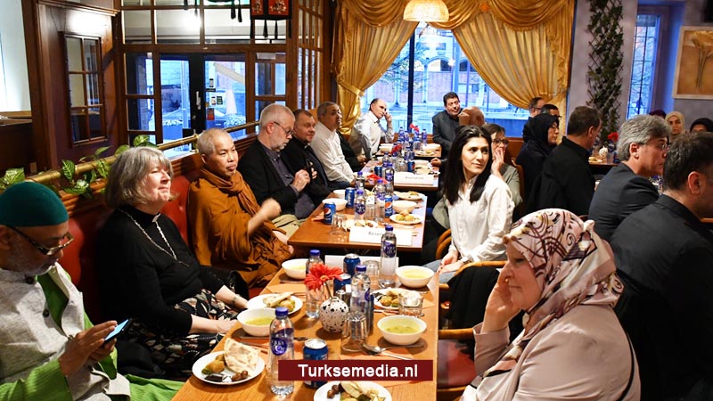 Moslims en christenen aan iftartafel: ‘Vorm eenheid tegen extreem-rechts’