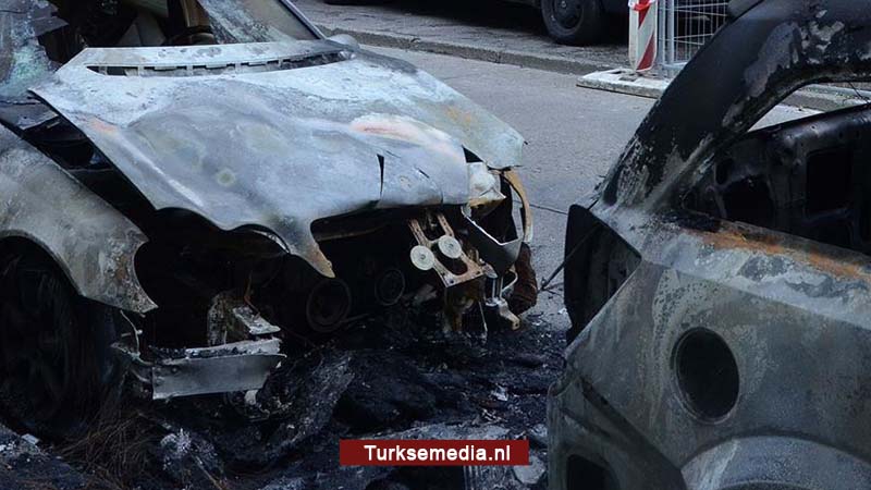 Auto’s Turkse diplomaten in brand gestoken in Griekenland