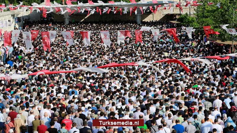 Tienduizenden Turken naar symbolisch begrafenisgebed Morsi: ‘Geen natuurlijke dood’