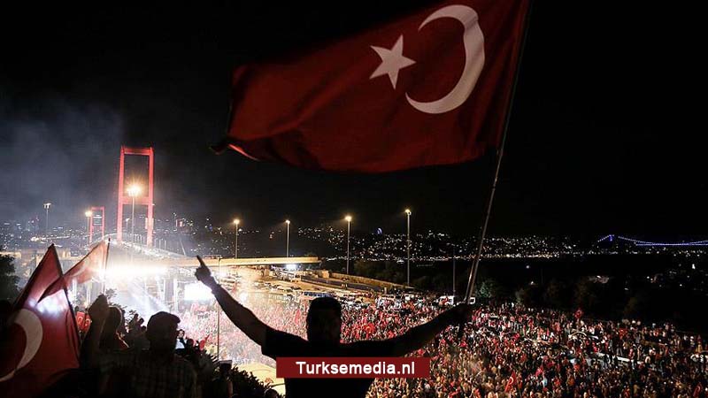 Turkije herdenkt victorie 15 juli: ‘Opdat we de helden nooit vergeten’ (nieuwe beelden)