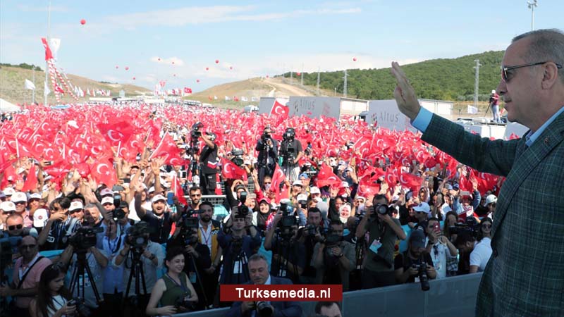 Feest in Turkije: Erdoğan opent gloednieuwe snelweg en ultramodern staatsziekenhuis (FOTO'S)