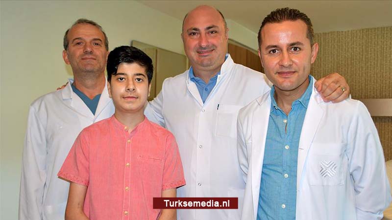 Turkse chirurgen geven jonge patiënt (16) beste feestcadeau ooit: een nieuw hart