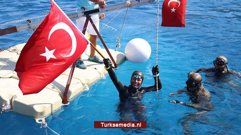 Turkse duikster vestigt nieuw wereldrecord