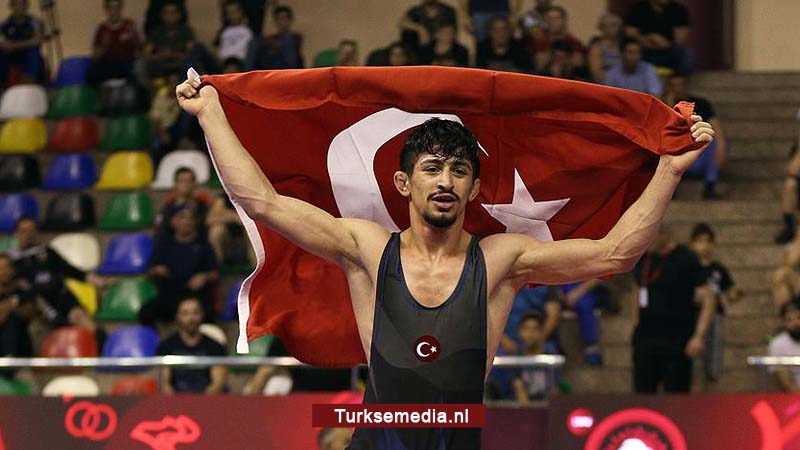 Turkse worstelaar pakt wereldtitel na zege op Armeniër