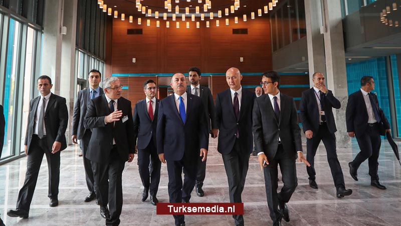 Turkije noemt Franse president Macron hypocriet: ‘Kraaiende haan’