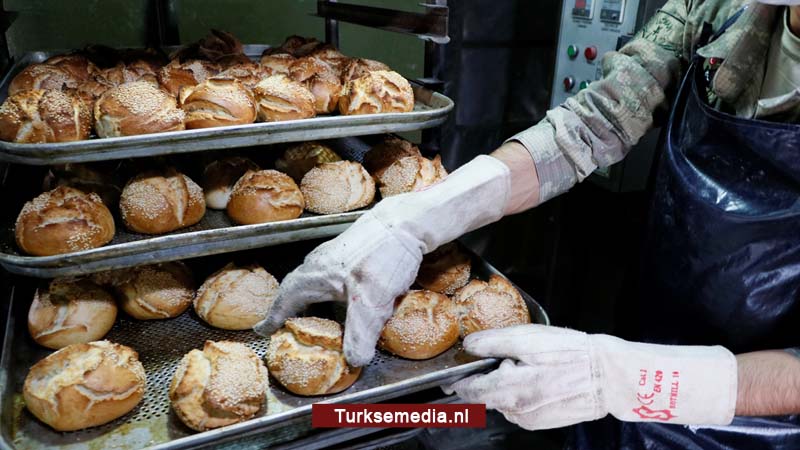 Turkse militairen delen dagelijks brood uit in Tell Abyad in Noord-Syrië