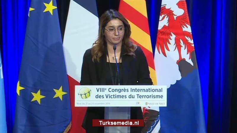 Koerdische journaliste barst in tranen uit tijdens congres