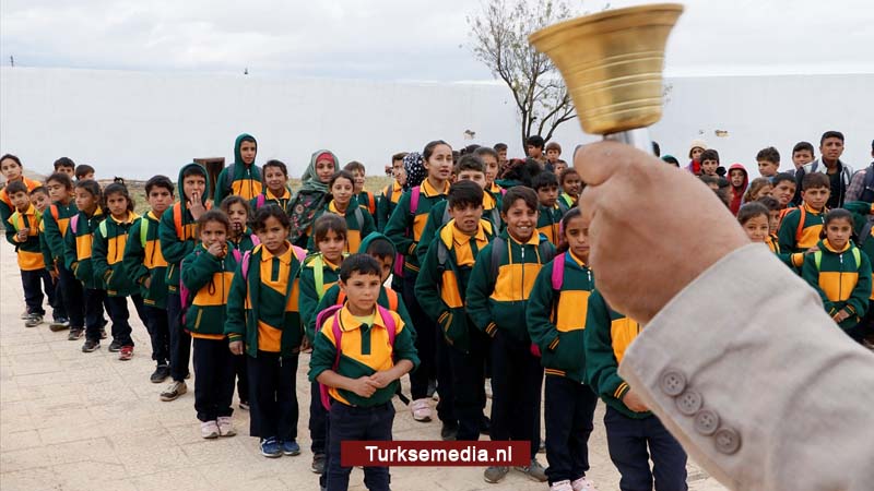 Noord-Syrische stad bedankt Turkije voor redding, kinderen eindelijk naar school