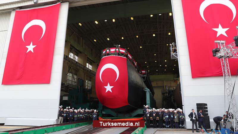 Turkije laat nieuwste eigen duikboot te water
