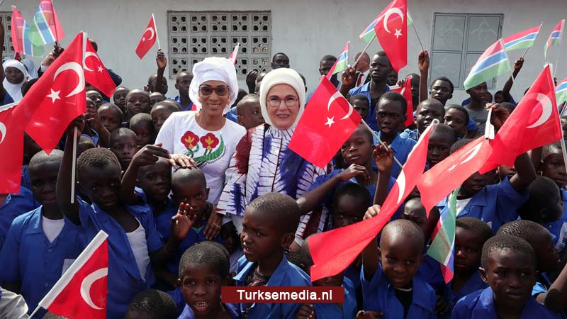 First lady Turkije opent school en moskee in Gambia en zorgcentrum in Senegal