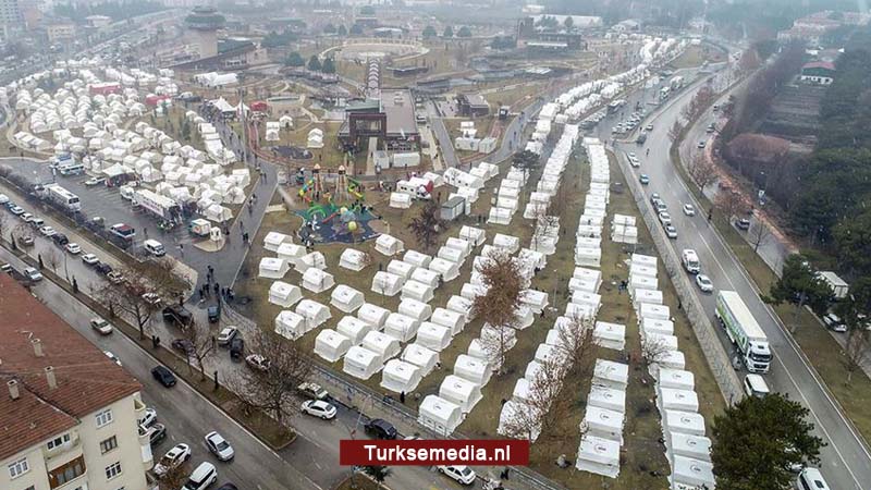 Japanse scholieren zamelen geld in voor aardbevingsslachtoffers Turkije