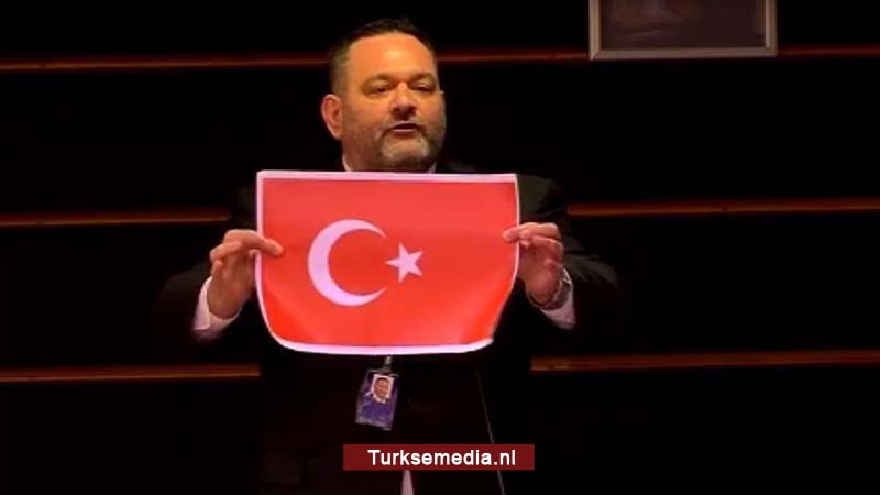 Strafrechtelijk onderzoek naar Grieks EP-lid dat Turkse vlag scheurde